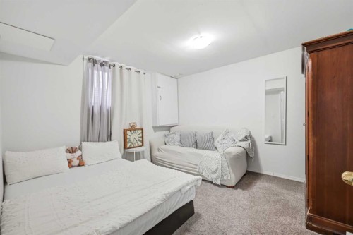 172 Castlebrook Road Ne, Calgary, AB - Indoor Photo Showing Bedroom