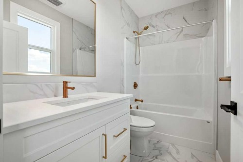 127 Creekstone Park Sw, Calgary, AB - Indoor Photo Showing Bathroom