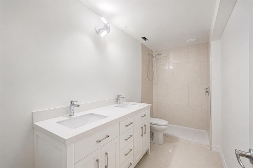 16 Sunset Terrace, Cochrane, AB - Indoor Photo Showing Bathroom