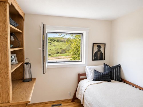 62 Macewan Park View Nw, Calgary, AB - Indoor Photo Showing Bedroom