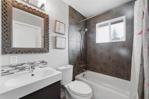 819 Avonlea Place Se, Calgary, AB - Indoor Photo Showing Bathroom