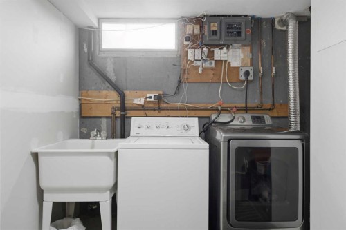 819 Avonlea Place Se, Calgary, AB - Indoor Photo Showing Laundry Room