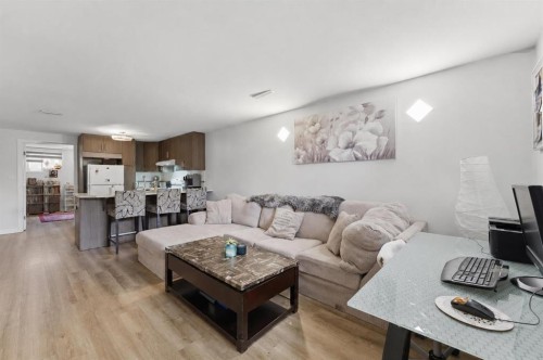 819 Avonlea Place Se, Calgary, AB - Indoor Photo Showing Living Room
