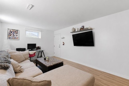 819 Avonlea Place Se, Calgary, AB - Indoor Photo Showing Living Room