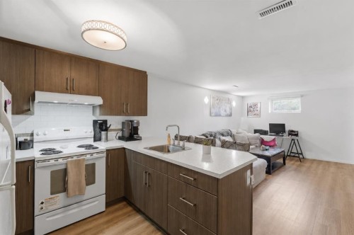 819 Avonlea Place Se, Calgary, AB - Indoor Photo Showing Kitchen