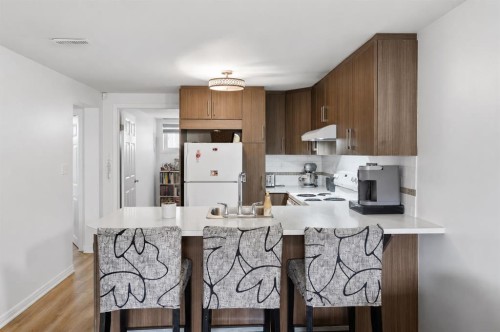 819 Avonlea Place Se, Calgary, AB - Indoor Photo Showing Kitchen