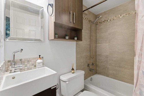 819 Avonlea Place Se, Calgary, AB - Indoor Photo Showing Bathroom