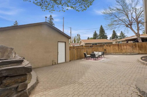 819 Avonlea Place Se, Calgary, AB - Outdoor