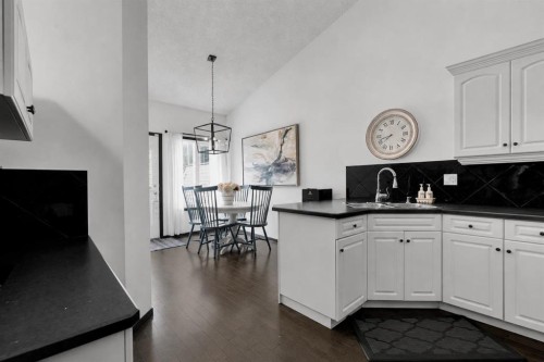9 Chaparral Villas Se, Calgary, AB - Indoor Photo Showing Kitchen