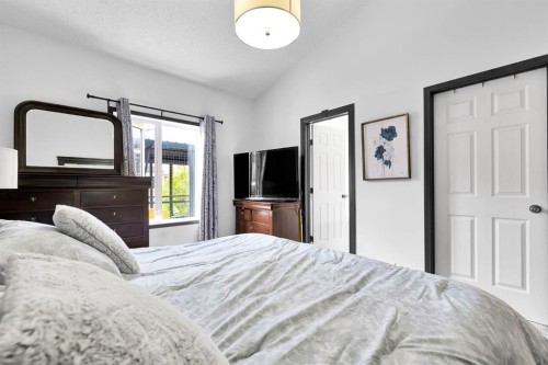 9 Chaparral Villas Se, Calgary, AB - Indoor Photo Showing Bedroom