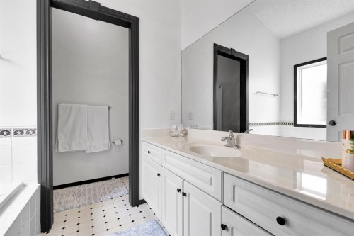 9 Chaparral Villas Se, Calgary, AB - Indoor Photo Showing Bathroom