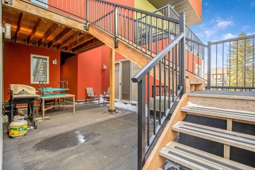 2226 Westmount Road Nw, Calgary, AB - Indoor Photo Showing Other Room