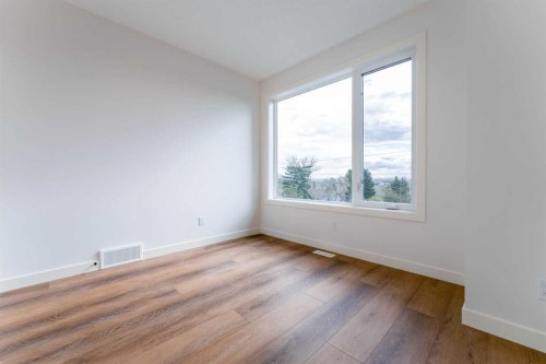 90 Hartford Road Nw, Calgary, AB - Indoor Photo Showing Other Room