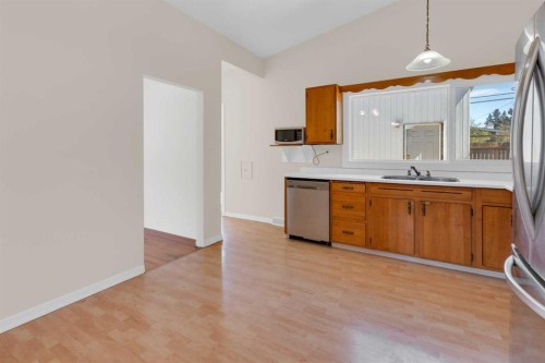 827 Maplewood Crescent Se, Calgary, AB - Indoor Photo Showing Kitchen With Double Sink