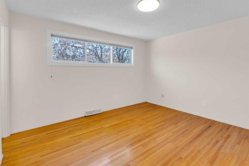 827 Maplewood Crescent Se, Calgary, AB - Indoor Photo Showing Other Room