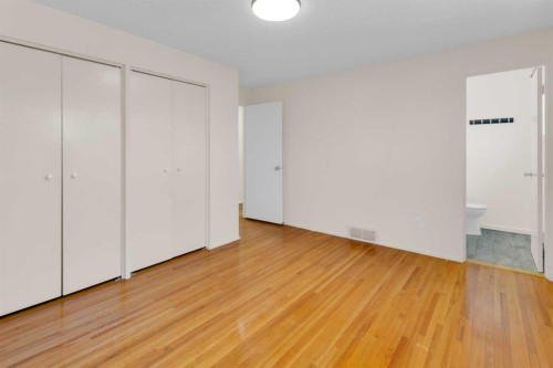 827 Maplewood Crescent Se, Calgary, AB - Indoor Photo Showing Other Room