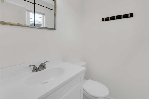 827 Maplewood Crescent Se, Calgary, AB - Indoor Photo Showing Bathroom