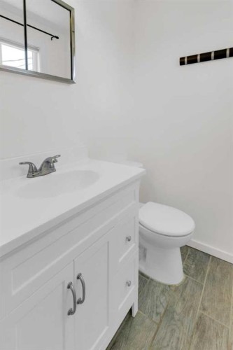 827 Maplewood Crescent Se, Calgary, AB - Indoor Photo Showing Bathroom