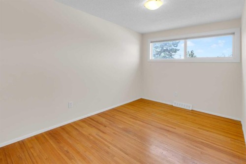 827 Maplewood Crescent Se, Calgary, AB - Indoor Photo Showing Other Room