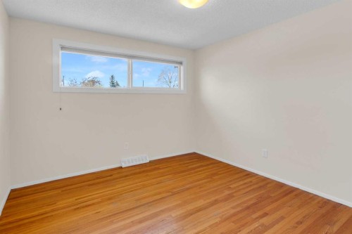 827 Maplewood Crescent Se, Calgary, AB - Indoor Photo Showing Other Room