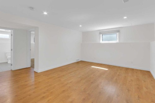 827 Maplewood Crescent Se, Calgary, AB - Indoor Photo Showing Other Room