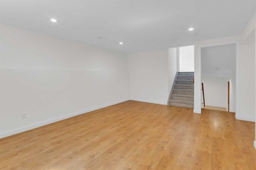 827 Maplewood Crescent Se, Calgary, AB - Indoor Photo Showing Other Room
