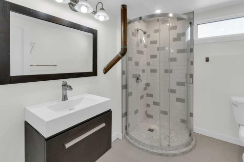 827 Maplewood Crescent Se, Calgary, AB - Indoor Photo Showing Bathroom