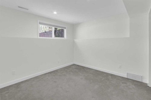827 Maplewood Crescent Se, Calgary, AB - Indoor Photo Showing Other Room