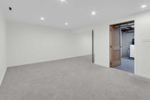 827 Maplewood Crescent Se, Calgary, AB - Indoor Photo Showing Other Room