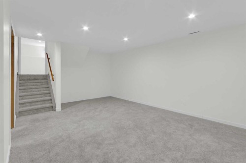 827 Maplewood Crescent Se, Calgary, AB - Indoor Photo Showing Other Room