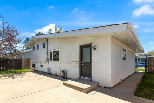 827 Maplewood Crescent Se, Calgary, AB - Outdoor With Exterior