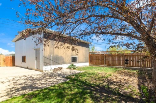827 Maplewood Crescent Se, Calgary, AB - Outdoor