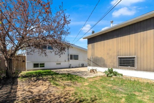 827 Maplewood Crescent Se, Calgary, AB - Outdoor