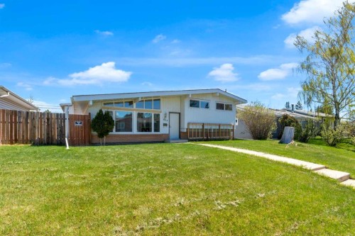 827 Maplewood Crescent Se, Calgary, AB - Outdoor