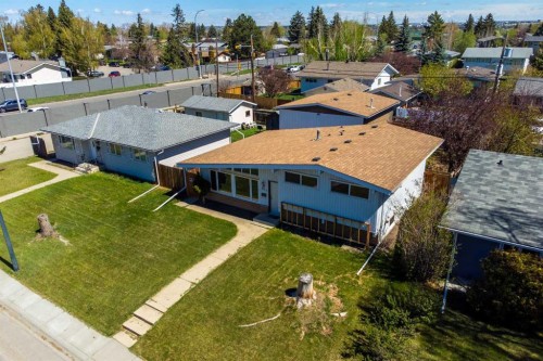 827 Maplewood Crescent Se, Calgary, AB - Outdoor