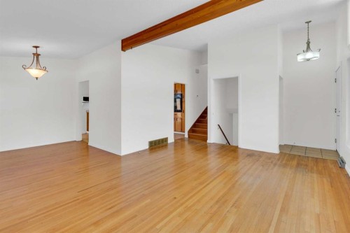 827 Maplewood Crescent Se, Calgary, AB - Indoor Photo Showing Other Room