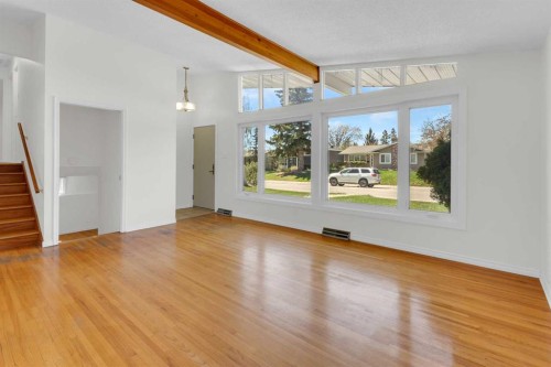 827 Maplewood Crescent Se, Calgary, AB - Indoor