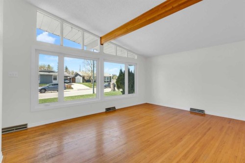 827 Maplewood Crescent Se, Calgary, AB - Indoor Photo Showing Other Room