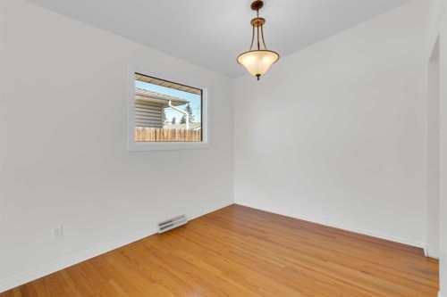 827 Maplewood Crescent Se, Calgary, AB - Indoor Photo Showing Other Room
