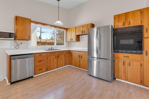827 Maplewood Crescent Se, Calgary, AB - Indoor Photo Showing Kitchen