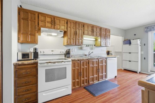 14816 1 Street Se, Calgary, AB - Indoor Photo Showing Kitchen