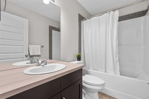 567 Evansborough Way Nw, Calgary, AB - Indoor Photo Showing Bathroom