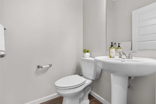 567 Evansborough Way Nw, Calgary, AB - Indoor Photo Showing Bathroom