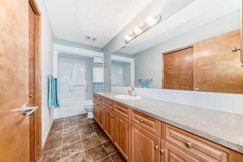 147 Oakmere Green, Chestermere, AB 
