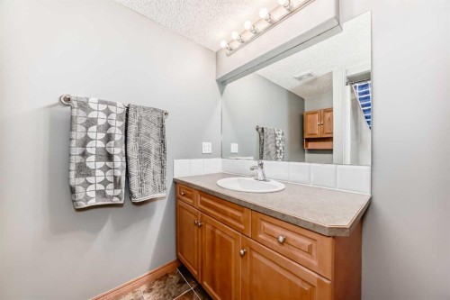 147 Oakmere Green, Chestermere, AB 