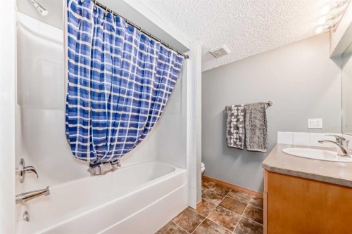147 Oakmere Green, Chestermere, AB 