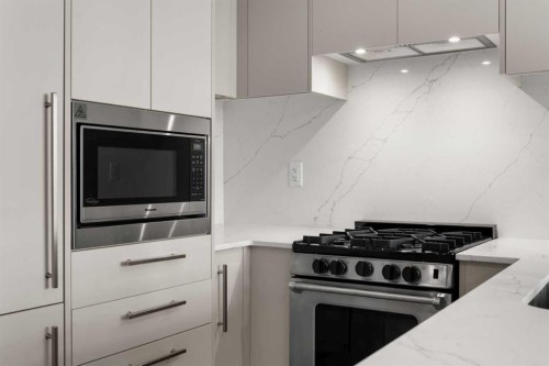 309-8375 Broadcast Avenue Sw, Calgary, AB - Indoor Photo Showing Kitchen