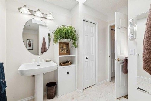 36 Cummer Place, Bragg Creek, AB - Indoor Photo Showing Bathroom