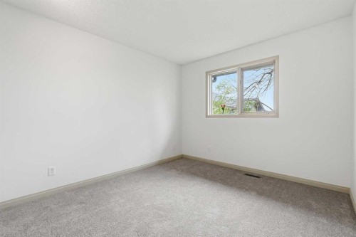 29 Edenwold Green Nw, Calgary, AB - Indoor Photo Showing Other Room