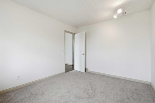 29 Edenwold Green Nw, Calgary, AB - Indoor Photo Showing Other Room